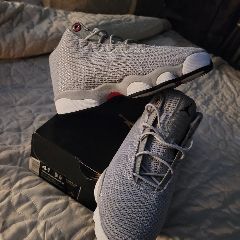 A pair of JORDAN.SIZE 4.5,Wolf Grey/Black White
